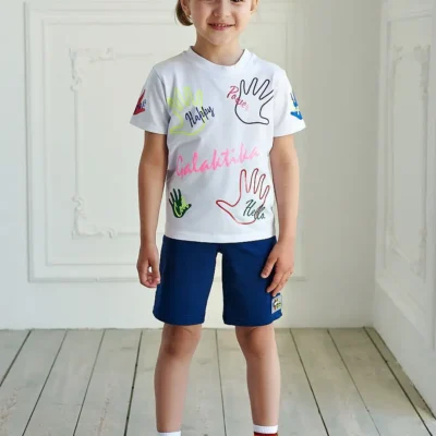 Жирафы в краске. Детские ладошки